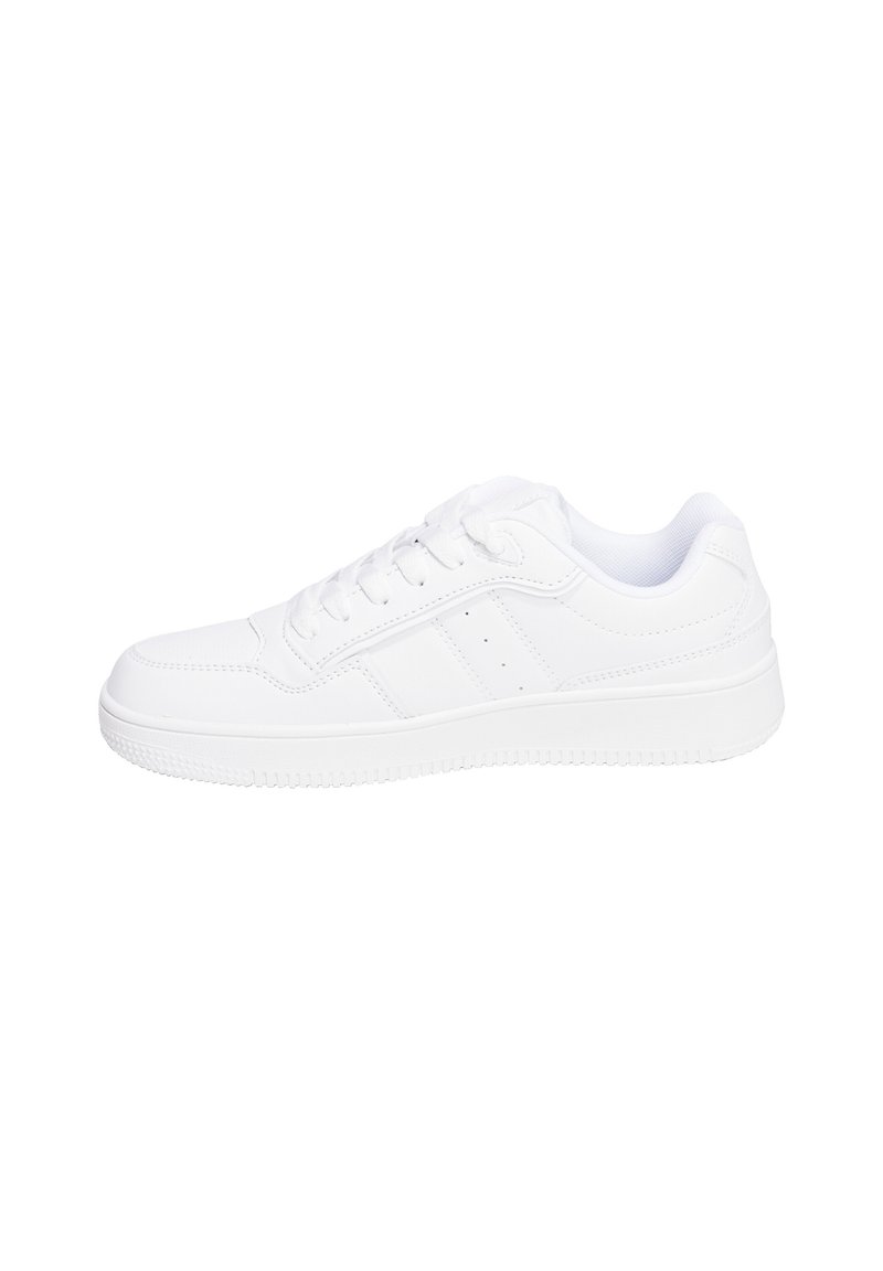Sneaker bianco con tomaia in sintetico liscio, chiusura con lacci, punta rotonda e suola in gomma testurizzata. Presenta stripe laterali minimal.