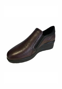 Scarpa slip-on in pelle bordeaux con finitura testurizzata, pannelli elastici laterali e suola a zeppa bassa per comfort e stabilità.