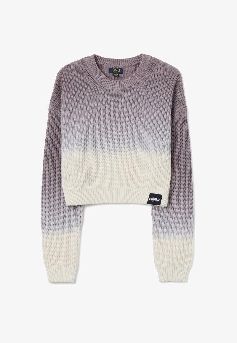 Maglione lavorato a maglia accorciato in gradiente di viola a bianco sporco. Presenta una texture a coste e maniche lunghe con un'etichetta nera con il marchio sull'orlo.
