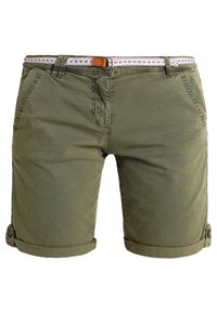 Shorts en coton verts avec une taille plate, des poignets retroussés, des poches latérales et une ceinture à motifs avec des accents rouges et blancs.