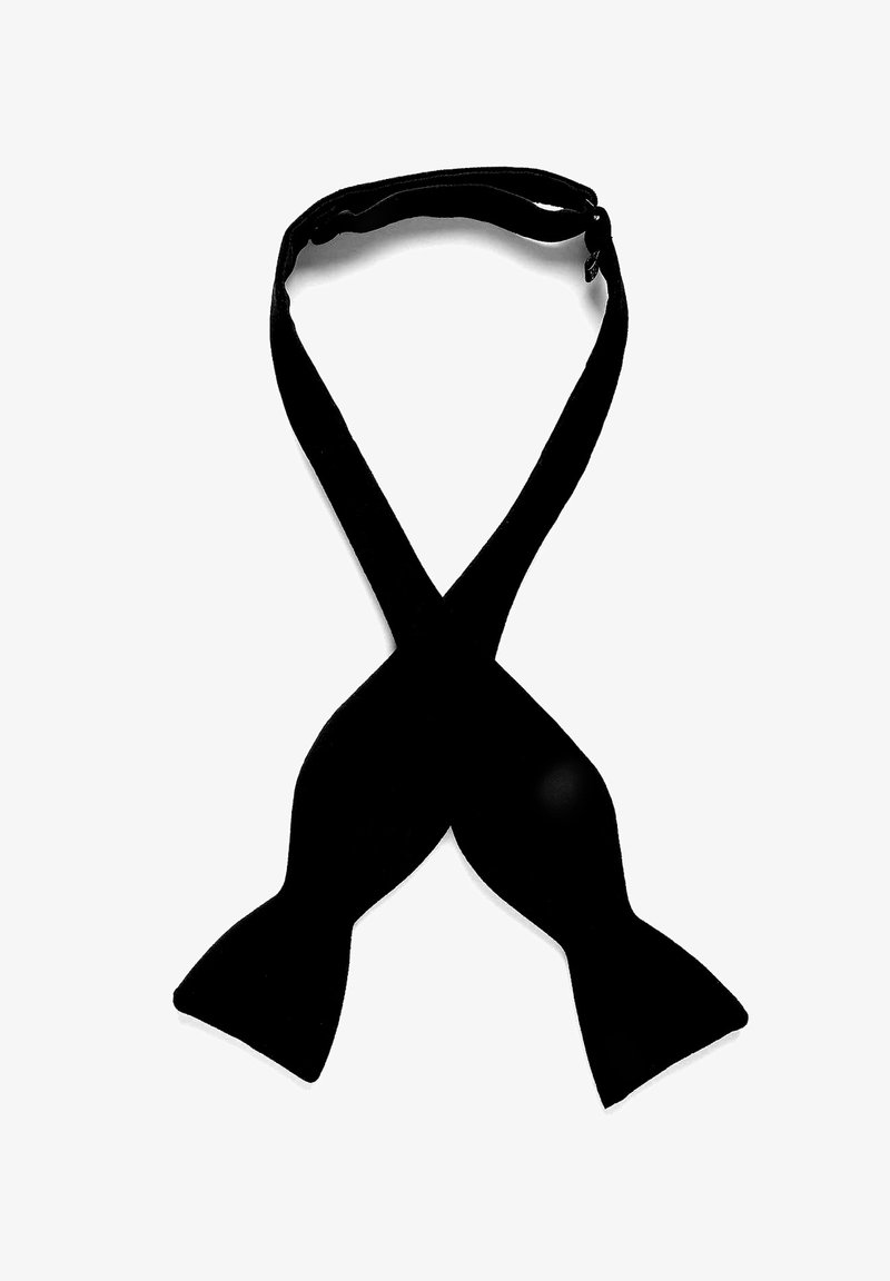 Svart tygfluga med en slät textur och avsmalnande ändar. Utrustad med en ögla för fastsättning, designad för en formell look.