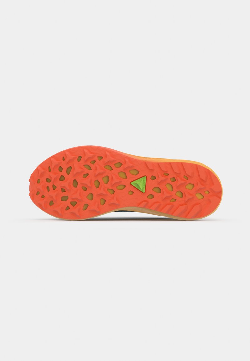Semelle en caoutchouc orange et jaune, présentant un motif texturé avec des découpes en forme de triangle pour améliorer l'adhérence et la traction.