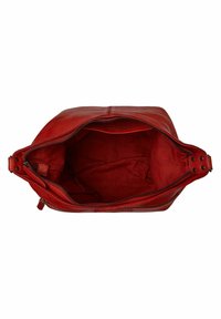 Punainen nahkalaukku, jossa on vetoketjukiinnitys, osoittaa avaran sisätilan, joka on vuorattu yhteensopivalla kankaalla. Varustettu tukevilla kantokahvoilla ja sileällä pinnalla.