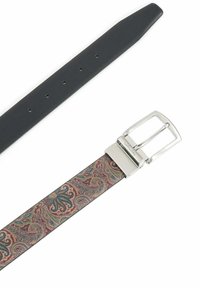 Schwarzer Ledergürtel neben einem gemusterten Stoffgürtel in Rot, Creme und Blau mit einer silbernen rechteckigen Schnalle und fünf Einstelllöchern.