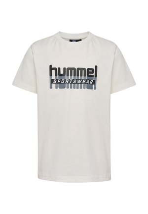 Hvid bomulds T-shirt med korte ærmer og rund halsudskæring, der har et iøjnefaldende sort og blåt "hummel SPORTSWEAR" grafisk tryk henover brystet.