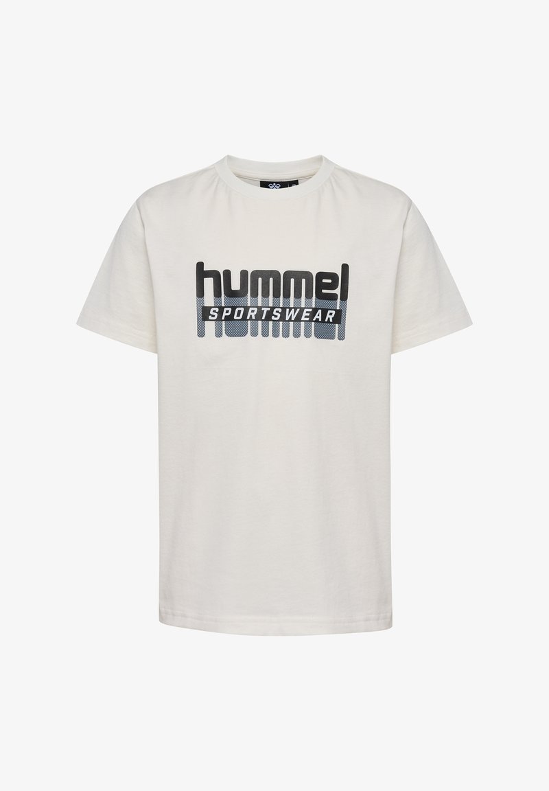 Biała bawełniana koszulka z krótkim rękawem i okrągłym dekoltem, z dużym czarnym i niebieskim napisem "hummel SPORTSWEAR" na piersi.