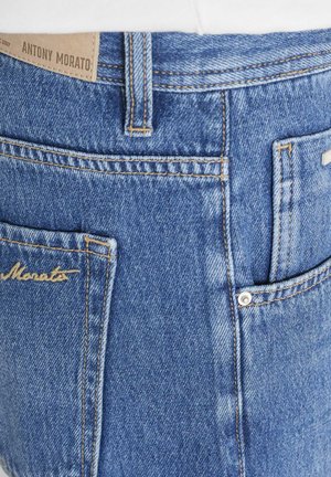 Blauwe denim jeans met achterzakken, zichtbare stiksels, riemlussen en een bruine leren merkembleem "Antony Morato" op de tailleband.