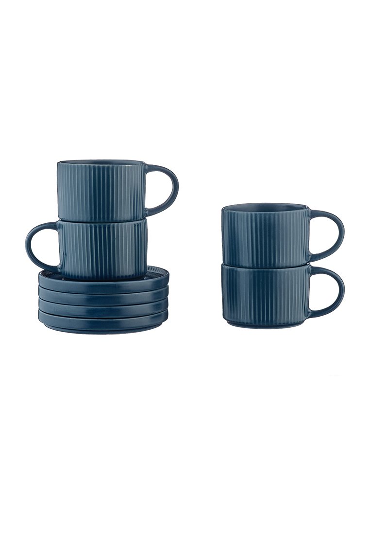 Set di tazze e piattini in ceramica blu con texture rigata. Due tazze impilate con manici e quattro piattini circolari impilati.