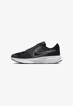 Scarpa da corsa nera con tomaia in rete testurizzata, intersuola bianca e un discreto swoosh grigio. Caratterizzata da un design elegante e una forma curva.