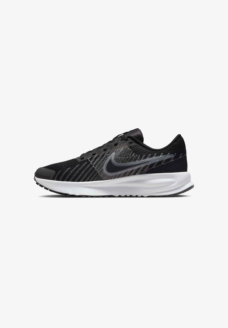 Zwarte hardloopschoen met een geperforeerde mesh bovenkant, witte tussenzool en een subtiele grijze swoosh. Heeft een slank design en een gebogen vorm.
