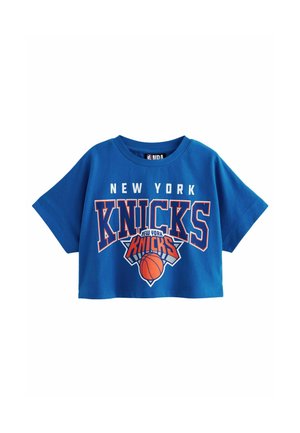Modrý bavlněný crop top se zdobením "NEW YORK KNICKS" v tučném bílém a oranžovém písmu, s grafickým vyobrazením basketbalového míče ve středu. Krátké rukávy.