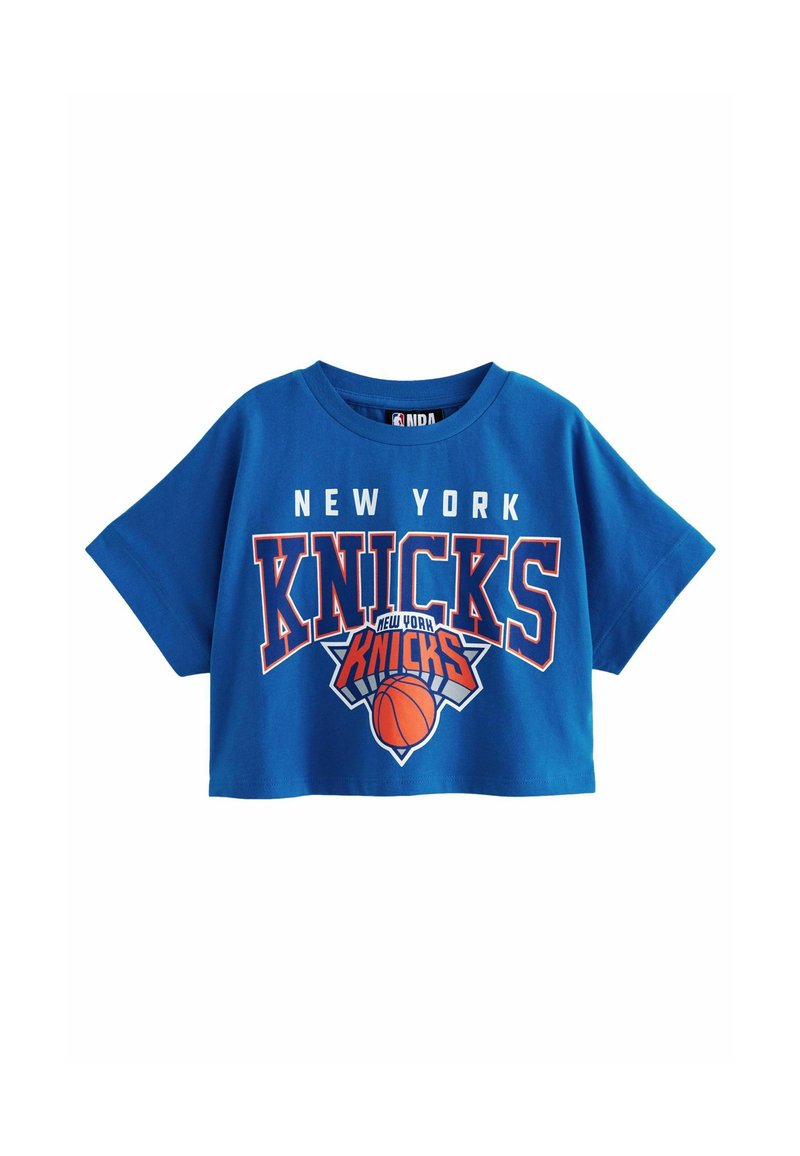 Kék pamut crop top, amelynek közepén a "NEW YORK KNICKS" felirat található vastag fehér és narancssárga betűkkel, valamint egy kosárlabda grafika. Rövid ujjú.
