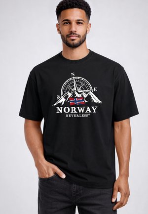 Mann trägt schwarzes T-Shirt mit einem Berg- und Kompass-Design, norwegischer Flagge und dem Text "NORWAY NEVERLESS" auf der Vorderseite.