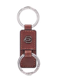 Portachiavi in pelle marrone con due anelli in metallo argento, uno inciso con "PIQUADRO" e un piccolo logo argento sulla cinghia di pelle.