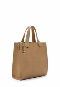 Helle Ledertasche mit strukturiertem Oberflächen, rechteckiger Form, doppelten Griffen an der Oberseite, goldfarbenen Beschlägen und einem Schlüsselanhänger-Akzent.