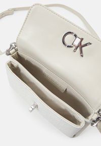 Calvin Klein RE LOCK MINI CROSSBODY BAG - Borsa a mano - ecru