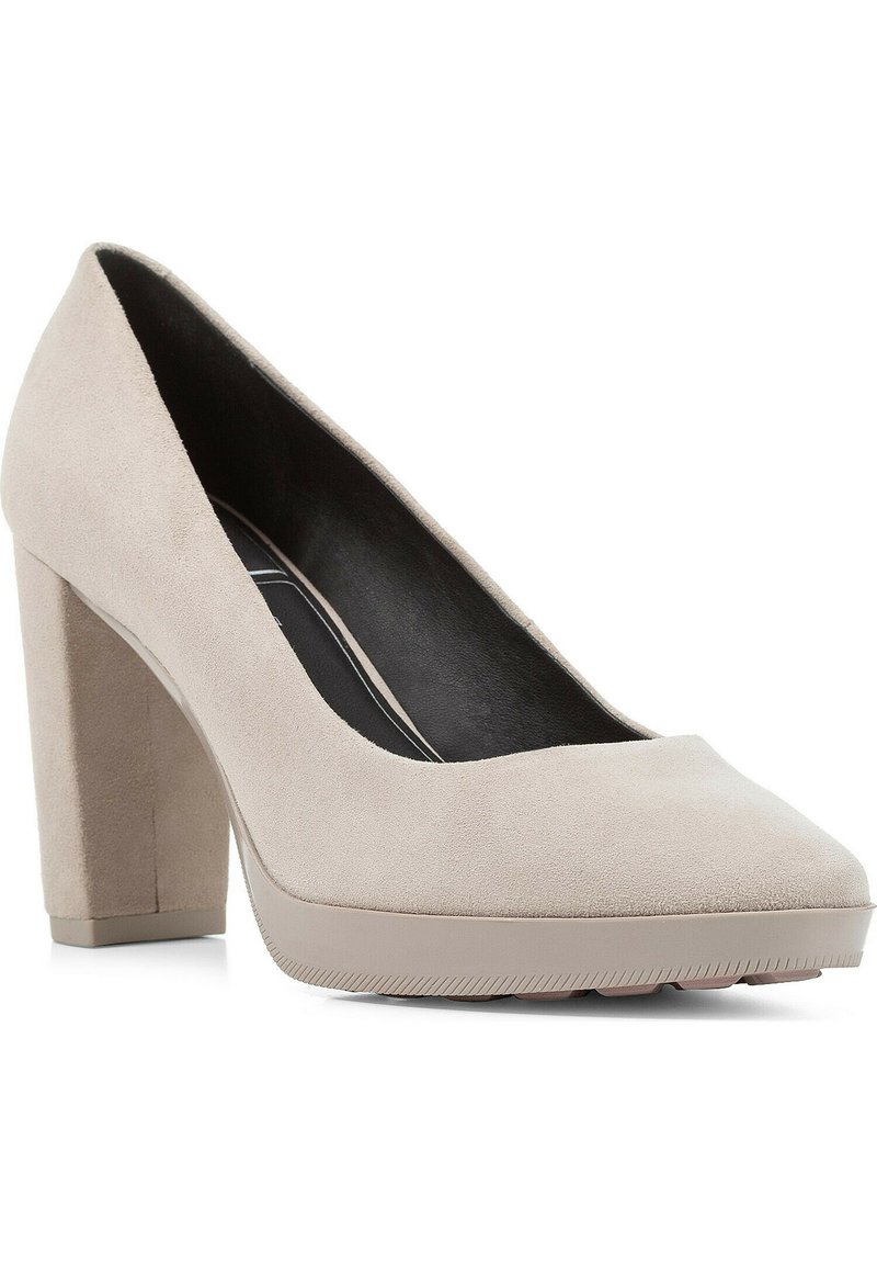 Beige Wildleder-Pumps mit einem abgerundeten Zeh, Blockabsatz und einer strukturierten Gummisohle für besseren Halt. Das Innenfutter ist schwarz.