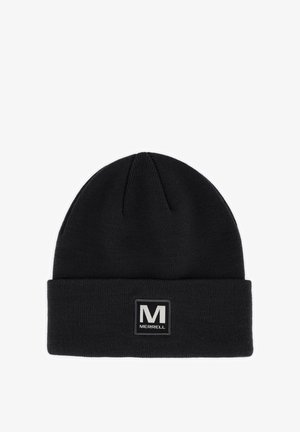Gorro negro de punto con puño doblado y una etiqueta cuadrada que muestra una letra M blanca y el nombre de la marca Merrell.