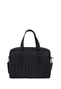 Zwarte gequiltte textiel tas met twee bovenhandvatten, ritssluiting en verstelbare schouderband. Bevat horizontale stikdetails.