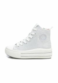 Zapatillas altas de lona gris claro con suela de goma blanca. Presentan un parche con logotipo redondo, cordones en la parte delantera y un tejido texturizado.