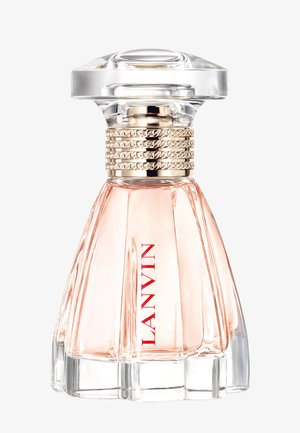 Klare Glas-Parfümflasche mit facettiertem Sockel, rosa Flüssigkeit, goldenen Akzenten und rundem, transparentem Verschluss mit gestültem Design.