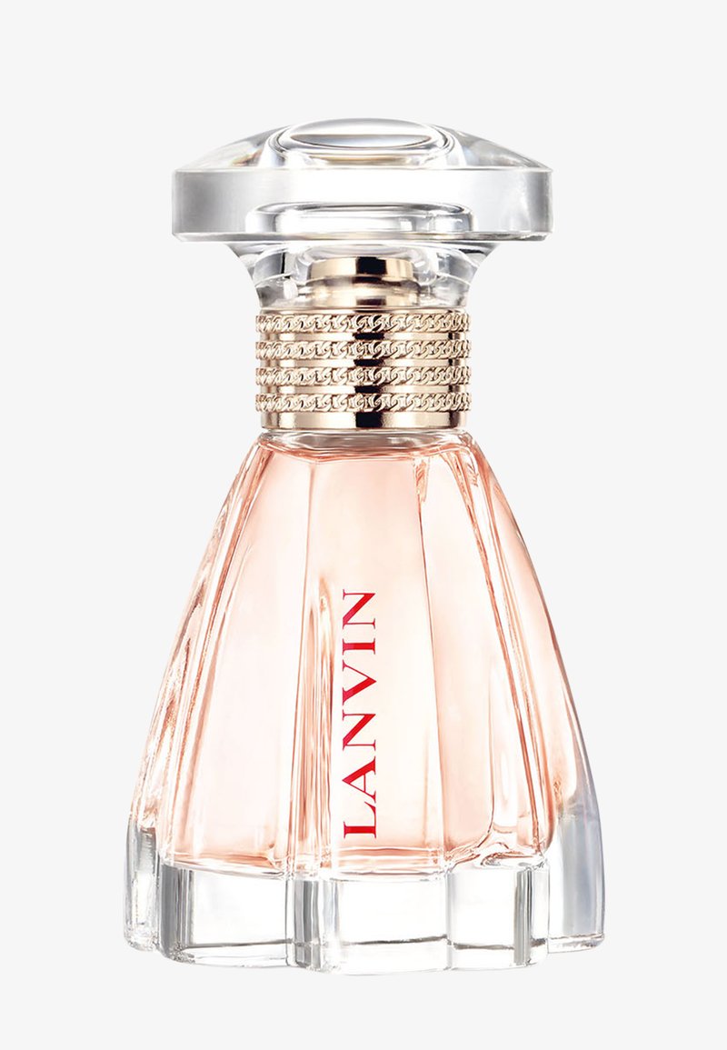 Bottiglia di profumo in vetro trasparente con base sfaccettata, liquido rosa, dettagli dorati e tappo rotondo trasparente con un design a strati.