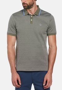 Olivgrünes Poloshirt mit strukturierter Musterung, kontrastierenden blauen Kragenstreifen und kleinem Logo auf der Brust. Kurze Ärmel, normale Passform.