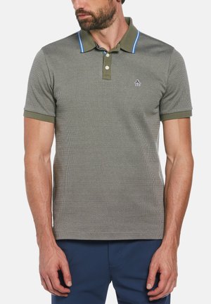 Olijfgroene polo met een gestructureerd patroon, contrasterende blauwe kraagstrepen en een klein logo op de borst. Korte mouwen, normale pasvorm.