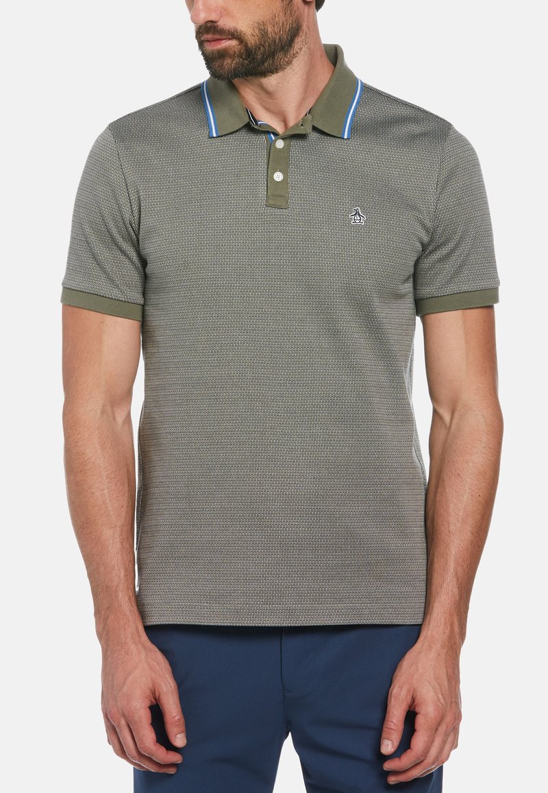 Olivgrünes Poloshirt mit strukturierter Musterung, kontrastierenden blauen Kragenstreifen und kleinem Logo auf der Brust. Kurze Ärmel, normale Passform.
