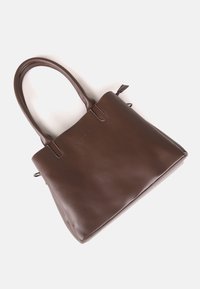 Bolso tote de cuero marrón con dos asas y cierre de cremallera, mostrado sobre un fondo claro y sencillo.