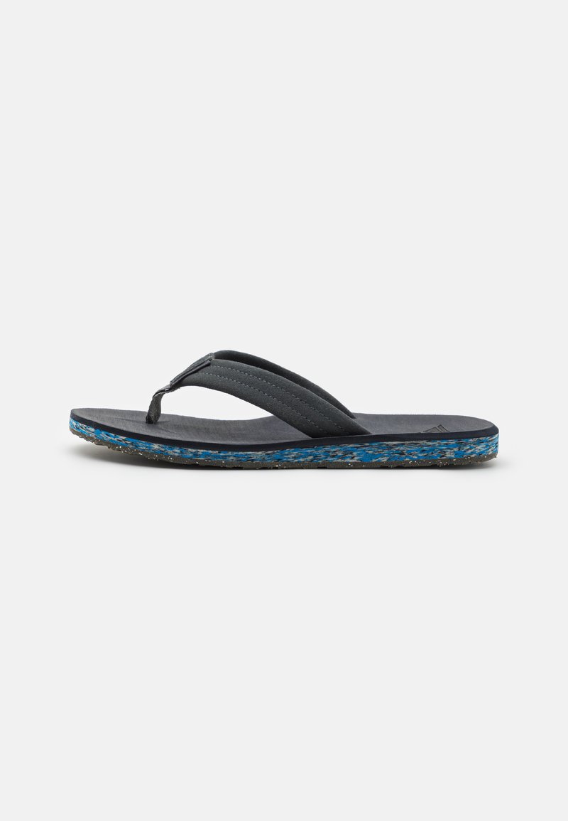 Schwarze Flip-Flops mit strukturierten oberen Riemen und einer blau gesprenkelten Außensohle. Sie verfügen über ein schlankes, minimalistisches Design und ein flaches Profil für den lässigen Gebrauch.
