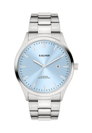 Zilveren horloge van roestvrij staal met een lichtblauwe sunburst-wijzerplaat, zilverkleurige uurmarkeringen, datumweergave en een metalen schakelband. Waterbestendig tot 50 meter.