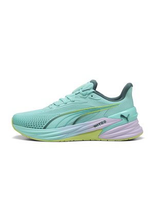 Chaussure de running Puma bleu clair avec des accents jaunes et violets sur la semelle, tige en mesh et logo Puma au talon et sur le côté.