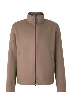 Bruine fleece jas met een hoge kraag, ritssluiting aan de voorkant en zijzakken; strakke lijnen en een ontspannen pasvorm. Zachte textuur met minimale details.