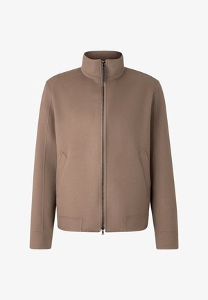 Braune Fleecejacke mit hohem Kragen, Reißverschluss vorne und Seitentaschen; klare Linien und lockere Passform. Weiche Textur mit minimalen Details.