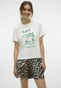 Witte kortemouwen t-shirt met groene tekst en ijscreemgraphics, gecombineerd met zwart en bruin luipaardprint shorts. Glad materiaal, losse pasvorm.