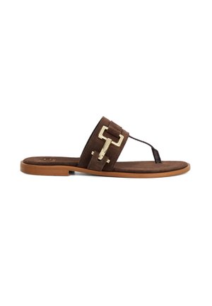 Bruine suede slide sandalen met een band met een goudkleurig hardware accent en een platte tan rubberen zool. Minimalistisch ontwerp met een teengat.