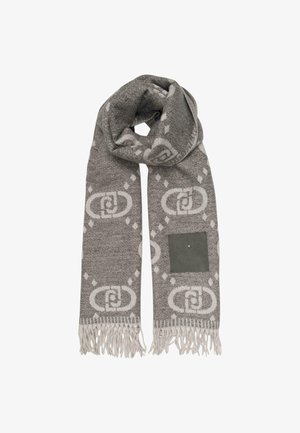 Sciarpa grigia e bianca a fantasia con estremità frangiate, dotata di una toppa rettangolare nera con testo in rilievo su un lato.