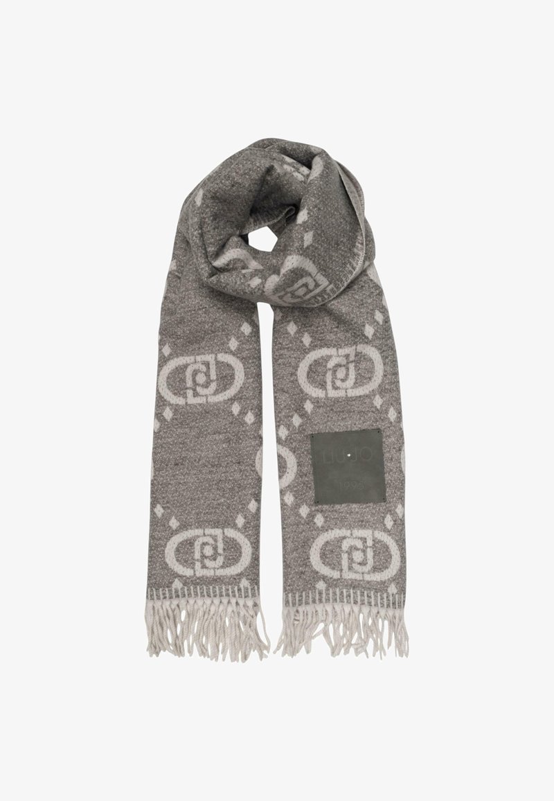 Sciarpa grigia e bianca a fantasia con estremità frangiate, dotata di una toppa rettangolare nera con testo in rilievo su un lato.
