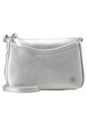 Sac bandoulière en cuir argenté avec une finition texturée, fermeture éclair et sangle ajustable fine. Présente un accent logo subtil.