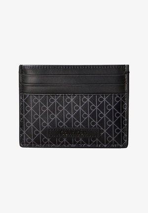 Porte-cartes noir Calvin Klein avec trois emplacements pour cartes en haut et une poche avant à motif avec un patch logo Calvin Klein.