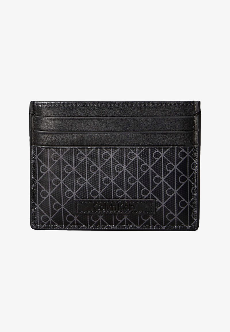 Schwarzer Calvin Klein Kartenhalter mit drei oberen Kartenfächern und einer gemusterten Fronttasche mit dem Calvin Klein Logo-Patch.