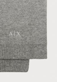 Harmaa neulottu villapaita, jossa on ribattu hihansuut ja helma. Ominaisuuksiin kuuluu hillitty brodeerattu "AIX" -logo alakulmassa. Pehmeä rakenne ja tasainen kuvio.