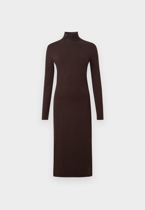 Dolga rokavnica, turtleneck obleka temno rjave barve, oprijetega kroja, mehke teksture in do kolen, z gladkim zaključkom in brez vidnih vzorcev.