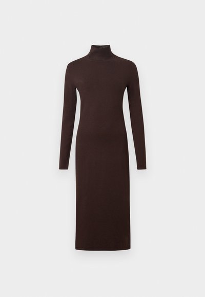 Dolga rokavnica, turtleneck obleka temno rjave barve, oprijetega kroja, mehke teksture in do kolen, z gladkim zaključkom in brez vidnih vzorcev.