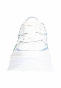 Sneaker bianca con accenti azzurri, caratterizzata da una tomaia testurizzata, suola spessa e chiusura con lacci tradizionale. Fori di ventilazione sui lati.
