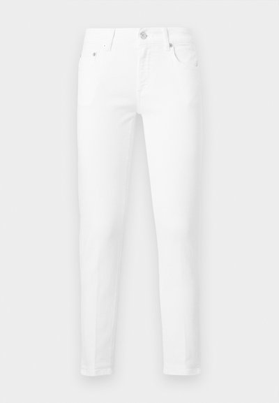 Męskie białe jeansy slim fit z przodu zapinane na guziki i suwak, z pięcioma kieszeniami na jednolitym tle.