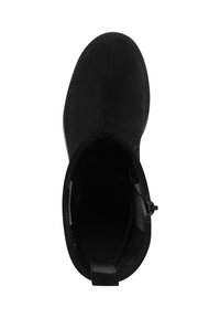 Botín de ante negro con punta redondeada, cremallera lateral y detalles de costura en el borde. El interior está forrado para mayor comodidad.