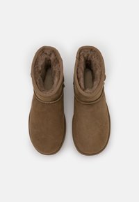 UGG CLASSIC MINI II - Botas para la nieve - hickory