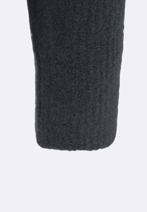 Tessuto a maglia grigio scuro, con texture a coste, caratterizzato da una finitura morbida e pelosa. Il bordo è dritto e ben rifinito, senza decorazioni.